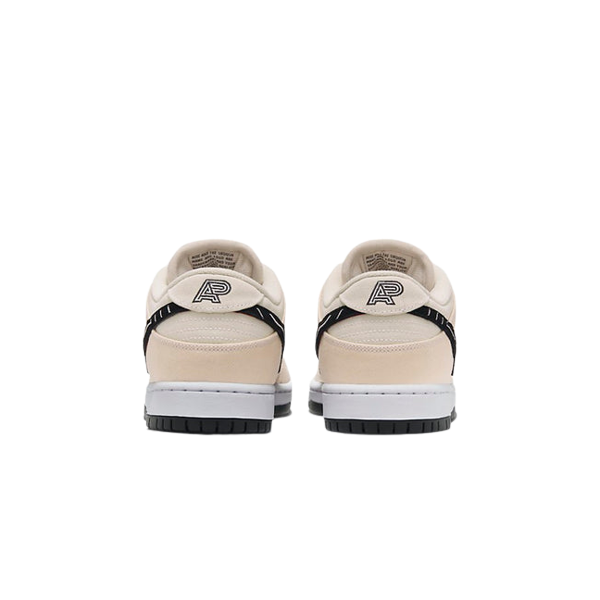 Dunk Low SB Albino & Preto - MOLINS COMPANY