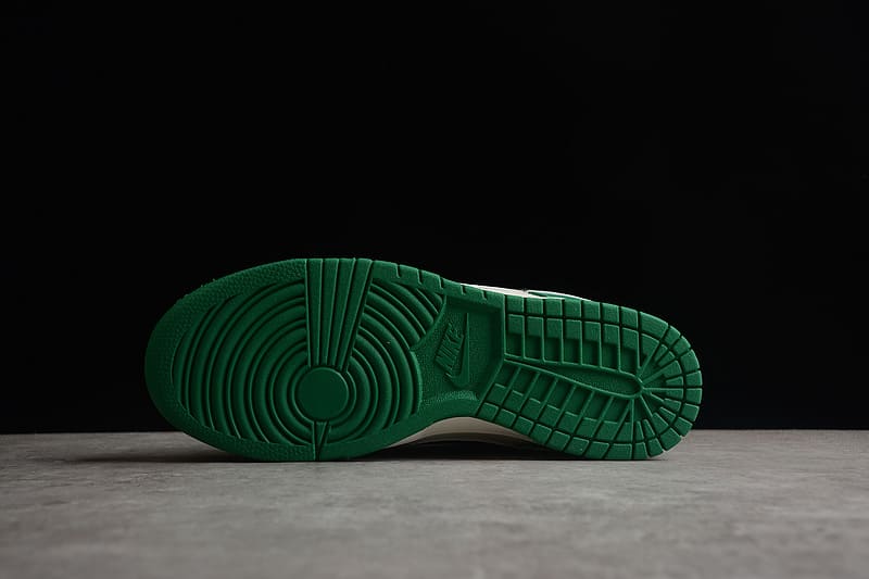 NK Dunk Low SE Lottery - MOLINS COMPANY